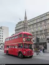AEC Routemaster RM871 auf der von Stagecoach betriebenen TfL Heritage Bus Route 15 Trafalgar Square - Tower Hill am 11. August 2017 vor der Charing Cross Station.