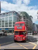 Am 12. August 2017 ist ein Routemaster auf der Heritage Bus Route 15 beim Monument unterwegs in Richtung Tower Hill.