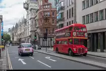 Am 12. August 2017 ist Routemaster RM 2089 auf der Heritage Bus Route 15 bei den Royal Courts of Justice unterwegs in Richtung Tower Hill.