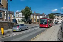 TfL / Metroline DE1615 ist am 13. August 2017 in der Nähe des Old Oak Railway Depots auf der Linie 228 unterwegs in Richtung Maida Hill.