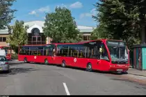 Zwei TfL / London United Optare Versa warten am 13. August 2017 in East Acton ihre Wendezeit ab.