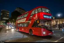 TfL / Go-Ahead London New Routemaster LT669 am 13. August 2017 auf der Linie 12 Richtung Dulwich Library am Trafalgar Square.