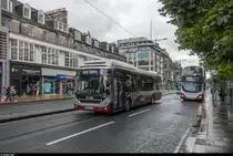 Lothian Buses Volvo 7900 Hybrid auf der Linie 12 und ein Volvo B5LH als Linie 25 am 23. August 2017 in der Princes Street in Edinburgh.