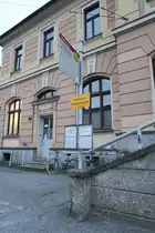 Die Haltestelle Westbahnhof in Innsbruck, üblicherweise nur von den Innsbrucker Verkehrsbetrieben angefahren, dient hier im Schienenersatzverkehr für die Mittenwaldbahn (wegen Bauarbeiten am Bhf. Seefeld gesperrt). Aufgenommen 2.11.2017.