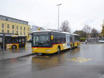 Postauto - Mercedes Citaro BE 666083 bei Regen in Lyss am warten auf Fahrgäste am 11.11.2017