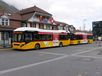 Postauto - Volvo 7700 Hybrid  BE  610544 vor dem Bahnhof in Interlaken Ost am 30.10.2017