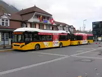 Postauto - Volvo 7700 Hybrid  BE  610544 vor dem Bahnhof in Interlaken Ost am 30.10.2017