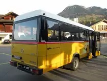 Postauto - Mercedes Vario Nr. 5684 am Bahnhof Reichenbach im Kandertal, am 17.10.17 