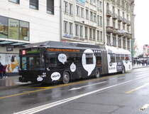 tpf - Trolleybus 513 unterwegs in der Stadt Freiburg bei den Haltestellen vor dem Bahnhof in Freiburg am 11.11.2017
