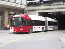 tpf - Trolleybus 515 unterwegs in der Stadt Freiburg bei den Haltestellen vor dem Bahnhof in Freiburg am 11.11.2017