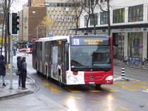 tpf - Mercedes Citaro Nr.558 FR 300414 unterwegs in der Stadt Freiburg bei den Haltestellen vor dem Bahnhof in Freiburg am 11.11.2017