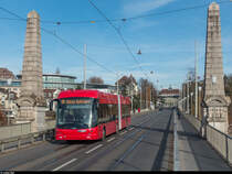 Der neue Swisstrolley 5 für Bern. BERNMOBIL Wagen 23 am 24. November 2017 auf Testfahrt auf der Kornhausbrücke. Die neuen Trolleybusse sind mit einer Batterie anstelle eines Dieselhilfsantriebs ausgerüstet. Damit können mit annähernd gleicher Leistung wie ab Fahrdraht bis zu 40 km ohne Oberleitung zurückgelegt werden, was vor allem zu grösserer Flexibilität im Störungsfall oder bei geplanten Umleitungen führt. Bisher mussten die Trolleybusse in solchen Fällen jeweils gegen konventionelle Gasbusse ausgetauscht werden.
Auf der Linie 10 werden die Trolleybusse im Fahrgastbetrieb aber trotz Batterie nicht anzutreffen sein.