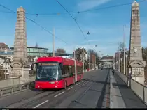 Der neue Swisstrolley 5 für Bern. BERNMOBIL Wagen 23 am 24. November 2017 auf Testfahrt auf der Kornhausbrücke. Die neuen Trolleybusse sind mit einer Batterie anstelle eines Dieselhilfsantriebs ausgerüstet. Damit können mit annähernd gleicher Leistung wie ab Fahrdraht bis zu 40 km ohne Oberleitung zurückgelegt werden, was vor allem zu grösserer Flexibilität im Störungsfall oder bei geplanten Umleitungen führt. Bisher mussten die Trolleybusse in solchen Fällen jeweils gegen konventionelle Gasbusse ausgetauscht werden.
Auf der Linie 10 werden die Trolleybusse im Fahrgastbetrieb aber trotz Batterie nicht anzutreffen sein.