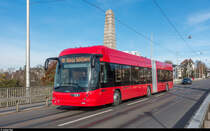 Der neue Swisstrolley 5 für Bern. BERNMOBIL Wagen 23 am 24. November 2017 auf Testfahrt auf der Kornhausbrücke. Die neuen Trolleybusse sind mit einer Batterie anstelle eines Dieselhilfsantriebs ausgerüstet. Damit können mit annähernd gleicher Leistung wie ab Fahrdraht bis zu 40 km ohne Oberleitung zurückgelegt werden, was vor allem zu grösserer Flexibilität im Störungsfall oder bei geplanten Umleitungen führt. Bisher mussten die Trolleybusse in solchen Fällen jeweils gegen konventionelle Gasbusse ausgetauscht werden.
Auf der Linie 10 werden die Trolleybusse im Fahrgastbetrieb aber trotz Batterie nicht anzutreffen sein.