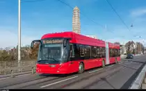 Der neue Swisstrolley 5 für Bern. BERNMOBIL Wagen 23 am 24. November 2017 auf Testfahrt auf der Kornhausbrücke. Die neuen Trolleybusse sind mit einer Batterie anstelle eines Dieselhilfsantriebs ausgerüstet. Damit können mit annähernd gleicher Leistung wie ab Fahrdraht bis zu 40 km ohne Oberleitung zurückgelegt werden, was vor allem zu grösserer Flexibilität im Störungsfall oder bei geplanten Umleitungen führt. Bisher mussten die Trolleybusse in solchen Fällen jeweils gegen konventionelle Gasbusse ausgetauscht werden.
Auf der Linie 10 werden die Trolleybusse im Fahrgastbetrieb aber trotz Batterie nicht anzutreffen sein.