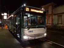 November Romantik: Iveco Crossway LE KA-HT 621 von Hagro steht im Regen abfahrbereit an der Endhaltestelle der Tram in Karlsruhe Durlach. 