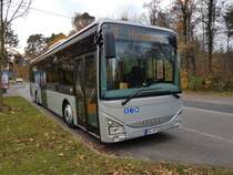 Iveco Crossway LE KA-HT 624 von Hagro an der Elbinger Straße in Karlsruhe am 18.11.2017.
Wie man am letzten Bild an derselben Stelle mit dem Schwesterbus KA-HT 621 sieht, hat sich das Wetter innerhalb dieser Woche nicht verbessert...
Die Linie 30 verkehrt von hier aus üblicherweise an den Karl-Wilhelm-Platz in der Oststadt. Bei Heimspielen des KSC wird sie jedoch umgeleitet und die Abnahme mit der Bahn erfolgt am Hirtenweg
