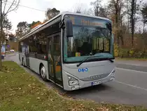 Iveco Crossway LE KA-HT 624 von Hagro an der Elbinger Straße in Karlsruhe am 18.11.2017.
Wie man am letzten Bild an derselben Stelle mit dem Schwesterbus KA-HT 621 sieht, hat sich das Wetter innerhalb dieser Woche nicht verbessert...
Die Linie 30 verkehrt von hier aus üblicherweise an den Karl-Wilhelm-Platz in der Oststadt. Bei Heimspielen des KSC wird sie jedoch umgeleitet und die Abnahme mit der Bahn erfolgt am Hirtenweg