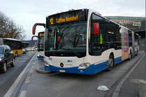 VBL MB C2 beim warten auf dem bahnhofplatz Luzern am 27.11.17.
