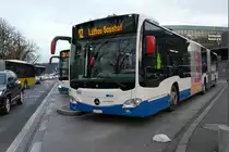 VBL MB C2 beim warten auf dem bahnhofplatz Luzern am 27.11.17.