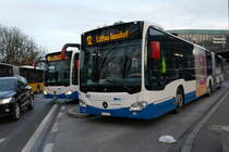 VBL C2 auf dem Bahnhofplatz am warten wärend hinten ein zweiter C2 das Perron verlässt, am 27.11.17 in luzern.