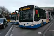 VBL C2 auf dem Bahnhofplatz am warten wärend hinten ein zweiter C2 das Perron verlässt, am 27.11.17 in luzern.