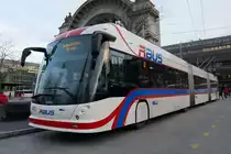 VBL Doppelgelenktrolley am 27.11.17 auf dem Bahnhofplatz Luzern.