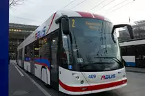 Hess Doppelgelenktrolley am 27.11.17 auf dem Bahnhofplatz Luzern.