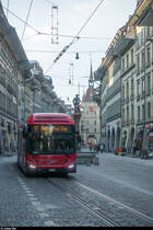 BERNMOBIL Volvo 7900 Hybrid 886 am 3. Dezember 2017 auf der Linie 12 unterwegs in der Berner Altstadt.