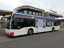 Ein Mercedes-Benz O 530 III (Citaro 2. Generation) von der NEW Mö'Bus mit der Wagennummer 1513 (VON Irgendeine... NACH Meine! - Werbung) am Mönchengladbacher Flughafen. | Dezember 2017