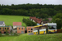 Der ehemalige S-SB 5101 wurde an ein Würzburger Unternehmen abgegeben und dreht seit etwa 2014 fleißig dort seine Runden. 
Das Fahrzeug befindet sich im Innenraum komplett im Originalzustand der SSB. Äußerlich leider nur auf der fotografierten Seite. 
Leider fährt diese Rarität nur noch im Schulbuseinsatz. 
Hier erklimmt das Gefährt die letzte Steigung vor dem Startpunkt Thüngen, Schulzentrum. 
Aufgenommen im Juli '17. 