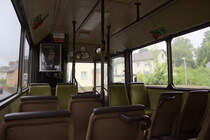 Ein Blick wie ihn wohl fast jeder aus seiner Kindheit kennt. 
Der unverkennbare Innenraum eines alten Hochflurers im klassischen Stil der SSB Stuttgart.  
Kurz bevor er zu seiner letzten Fahrt des Tages aufbrach konnte der ehemalige Wagen 5101 in Thüngen von innen aufgenommen werden. 
Aufgenommen im Juli 2017. 