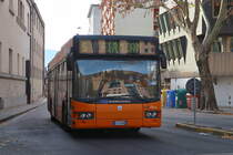 Bozen: BredaMenarinibus Nr. 145 der SASA auf der Linie 5 nach Firmian an der Haltestelle Stazione Bolzano - Bahnhof Bozen. Aufgenommen 2.12.2017.