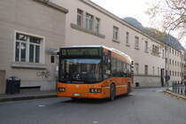 Bozen: BredaMenarinibus Nr. 370 der SASA auf der Linie 11 nach Bozner Boden an der Haltestelle Stazione Bolzano - Bahnhof Bozen. Aufgenommen 2.12.2017.