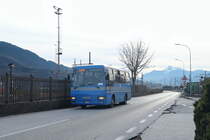Iveco 315 von Trentino Trasporti der Linie 106 nach Faedo bei der Haltestelle Mezzocorona Ferrovia. Aufgenommen 2.12.2017.