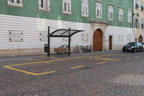 Die Haltestelle Lavis Municipio ist sehr schlicht ausgestattet, ohne jegliche Informationen über den Busverkehr. Aufgenommen 2.12.2017.