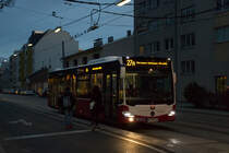 Wiener Linien NL220MB 8199 auf der Linie 27A in der Haltestelle Josef-Baumann-Gasse, 11.12.2017