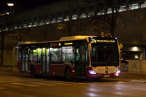 Wiener Linien NL220MB 8207 auf der Linie 27A auf der Kreuzung Wagramer Straße/Rennbahnweg, 12.12.2017