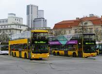MAN Lion's City DD der BVG, Wagen '3136' (m. Astabweiser) & Fahrzeug '3469' der Linien X34 & M46 in Berlin /Hertzallee im Dezember 2017.