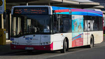 Ein Solaris Urbino 12 von der NEW'MöBus mit der Wagennummer 1201 ( Wir kümmern uns um den Badespaß in der Region - Werbung [NEW] ) am Mönchengladbacher Flughafen. | Dezember 2017