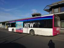 Ein Solaris Urbino 12 von der NEW'MöBus mit der Wagennummer 1201 ( Wir kümmern uns um den Badespaß in der Region - Werbung [NEW] ) am Mönchengladbacher Flughafen. | Dezember 2017