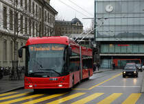 BERNMOBIL:
Seit dem Montag den 11. Dezember 2017 stehen in der Bundeshauptstadt acht neue Troleybusse auf allen Linien im Einsatz. Weitere Fahrzeuge werden im Frühling 2018 dem Betrieb übergeben. Meine ersten Betriebsaufnahmen entstanden leider bei schlechtem Wetter am 16. Dezember 2017.
Foto: Walter Ruetsch