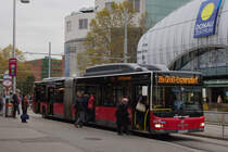 Wiener Linien NG273T4 8015 auf der Linie 26A in Kagran, 10.11.2017