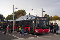 Wiener Linien NG273T4 8025 auf der Linie 26A in der Endhaltestelle der Linie 27A in Kagran, 10.10.2017