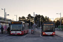 Wiener Linien NL220MB 8186 auf der Linie 27A neben Postbus NL323 BD-14106 auf der Linie 94A, 13.12.2017
