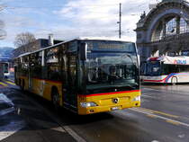Postauto - Mercedes Citaro  LU 15010 unterwegs vor dem Bahnhof in Luzern am 09.12.2017