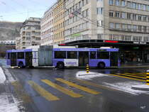 VB Biel - NAW Trolleybus Nr.86 unterwegs vor dem Bahnhof in Biel am 09.12.2017