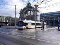 VBL - Trolleybus Nr.236 unterwegs auf der Linie 2 vor dem Bahnhof in Luzern am 09.12.2017