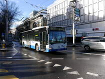VBL - Mercedes Citaro  Nr.71  LU  15016 unterwegs auf der Linie 21 vor dem Bahnhof in Luzern am 09.12.2017