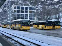 Ein Iris und 4 Iveco Crossway am 21.12.17 auf dem Bahnhofplatz Brig.